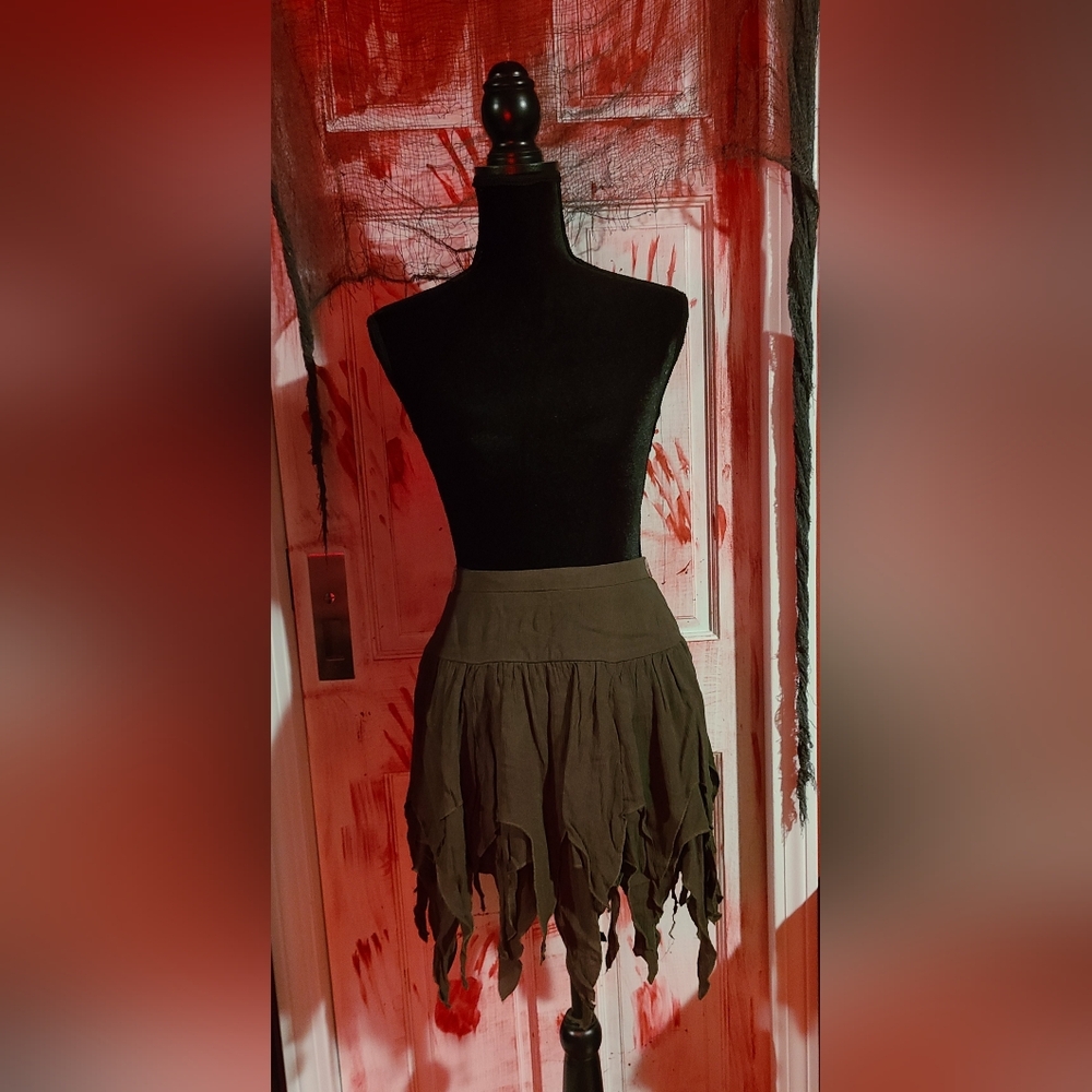 Hot Topic Forest GRN Hanky Hem Skirt